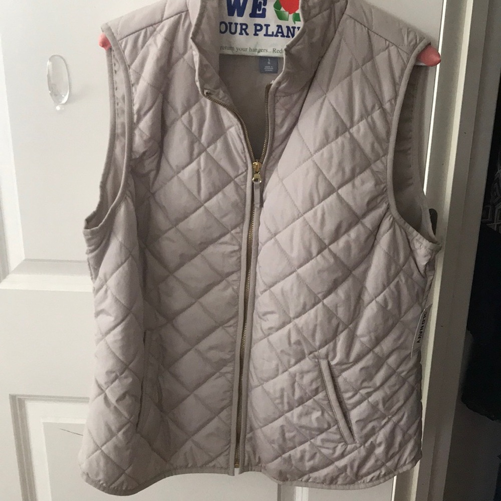 Old navy beige vest size L NWT!!